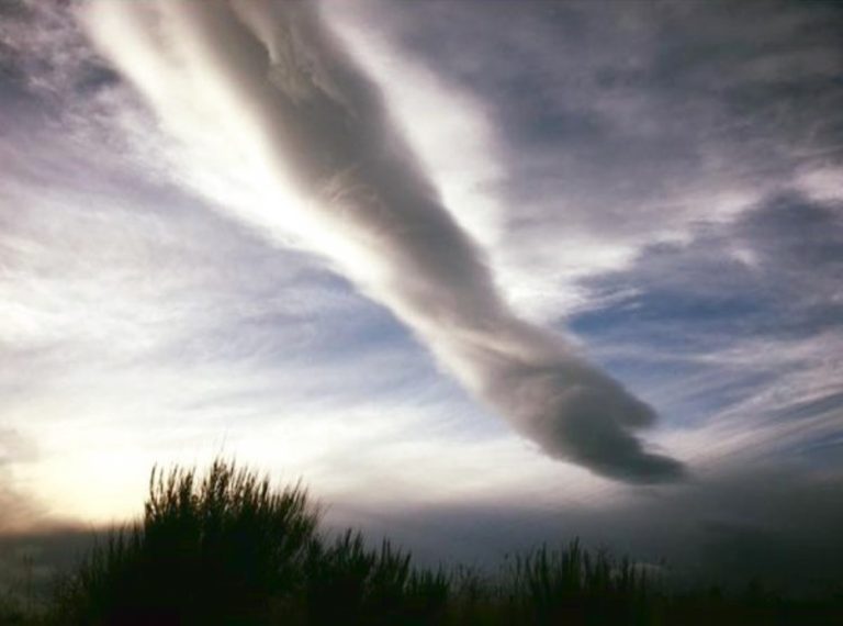 Strani Segni dal Cielo Attraverso le Nuvole